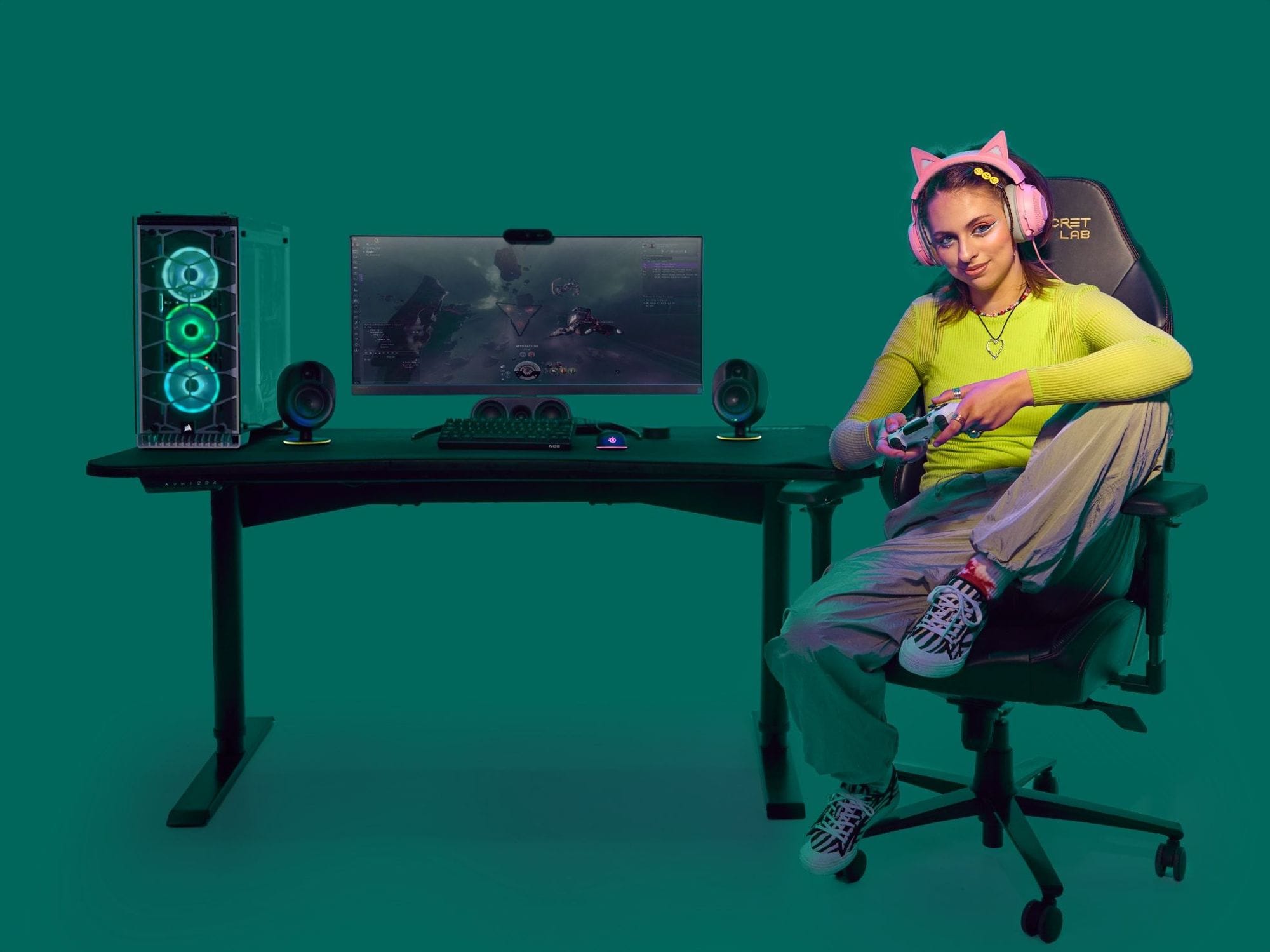 Ung stelpa með kisuheyrnatól spilar tölvuleiki í tölvuleikjastól