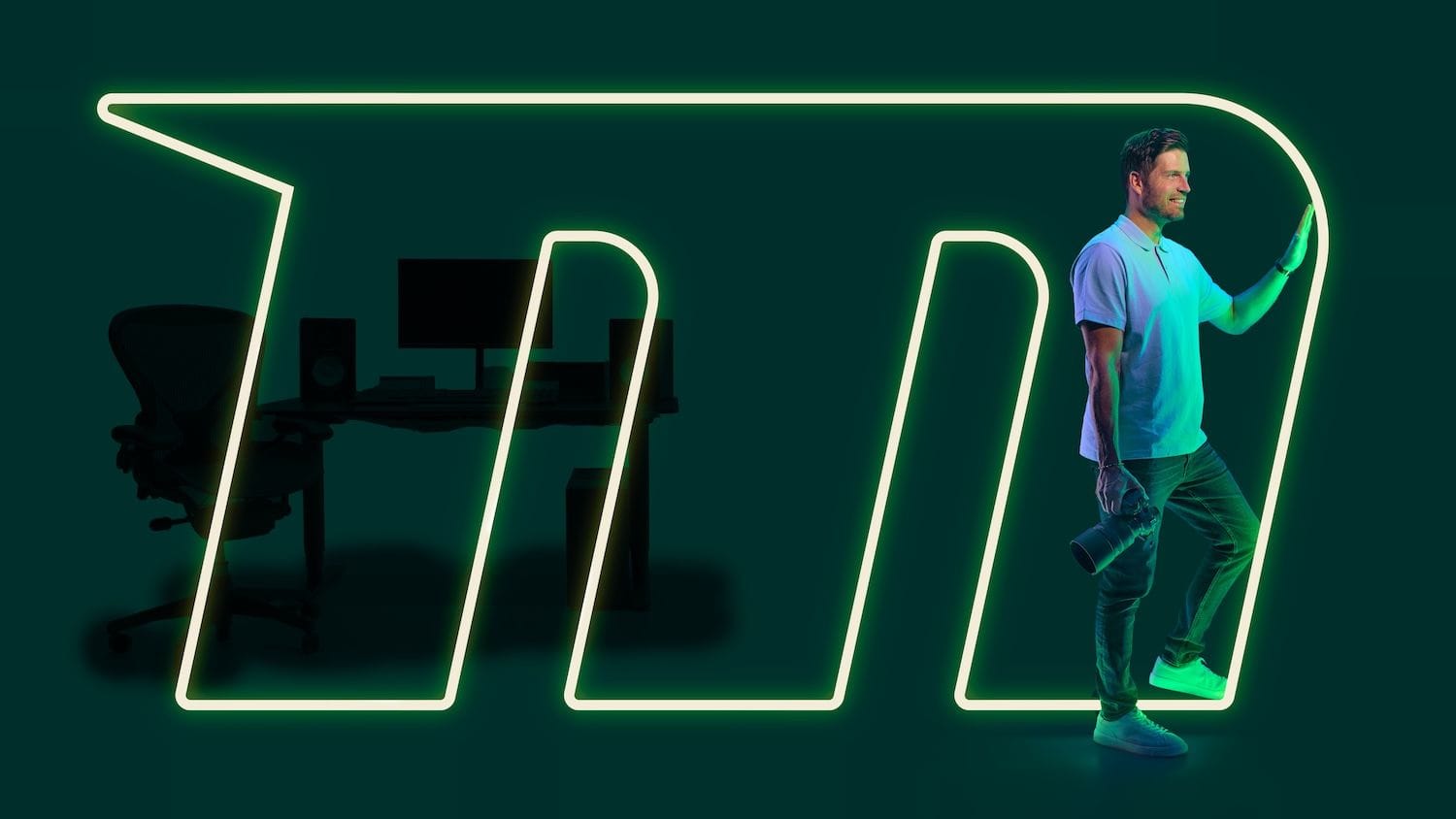 Ljósmyndari stígur út úr merki Mílu með skrifborð sitt í bakgrunni