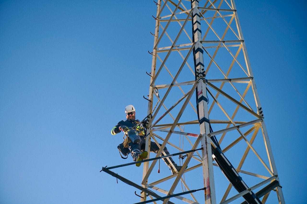 Starfsmaður í mastri í Reykjavík